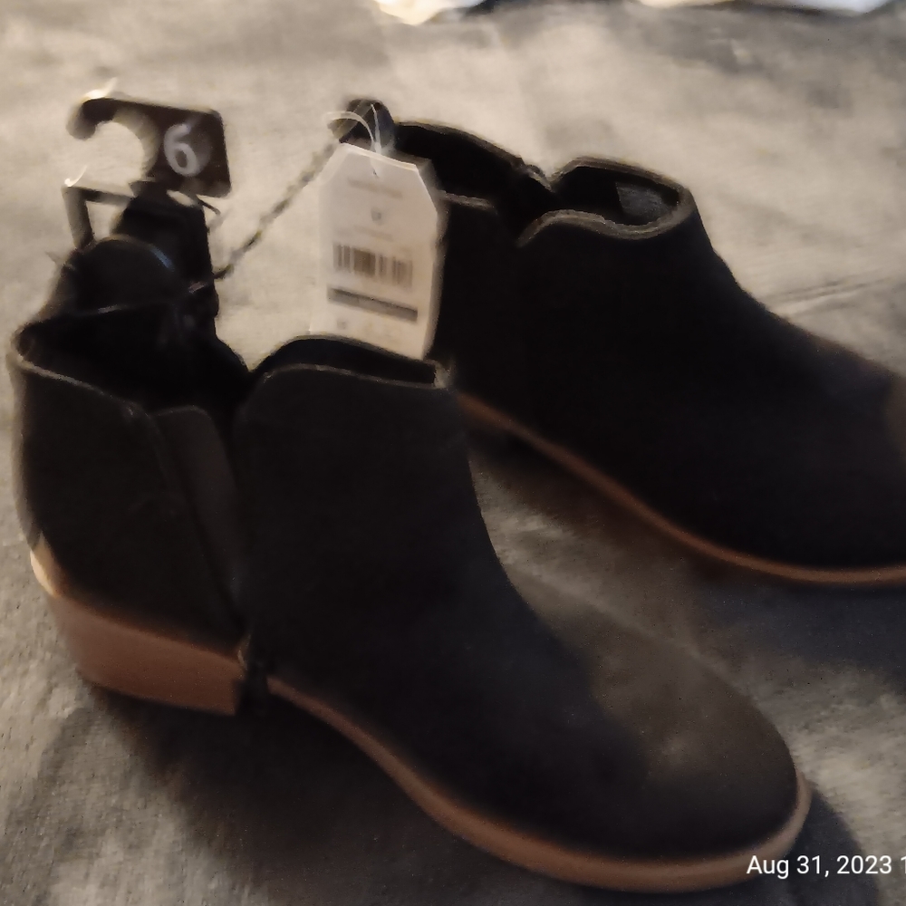 Shoes - Picture 2 of 3